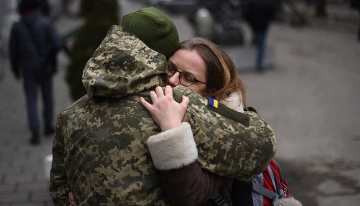 وداع في الحرب. إحدى صور "وكالة الصحافة الفرنسية" التي تؤرخ يوميات الصراع الدامي في أوكرانيا.
