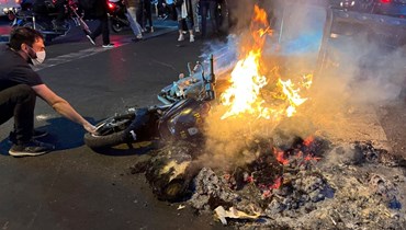 إحراق درّاجة ناريّة تابعة للشرطة خلال التظاهرات المحتجّة على وفاة مهسا أميني في إيران - "أ ب"