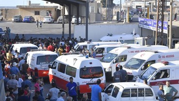 رتل من سيارات الإسعاف يدخل عند نقطة العريضة إلى سوريا لإعادة جثامين ضحايا لبنانيين (دالاتي ونهرا، ميشال حلاق).