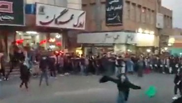 صورة مقتطعة من مقطع فيديو متداول للتظاهرات في طهران. 
