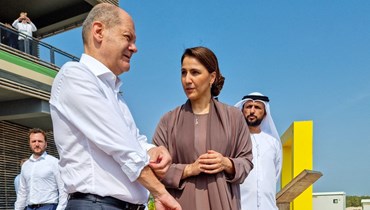 المستشار الألماني أولاف شولز ووزيرة التغير المناخي والبيئة الإماراتية مريم المهيري في حديقة الجبيل للمانغروف، أبو ظبي (25 أيلول 2022 - أ ف ب).