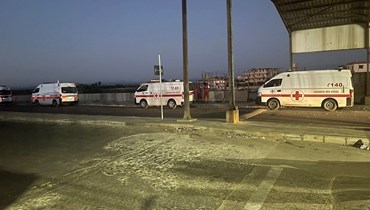 سيارات الصليب الأحمر اللبناني تصل إلى مستشفى الباسل في طرطوس.