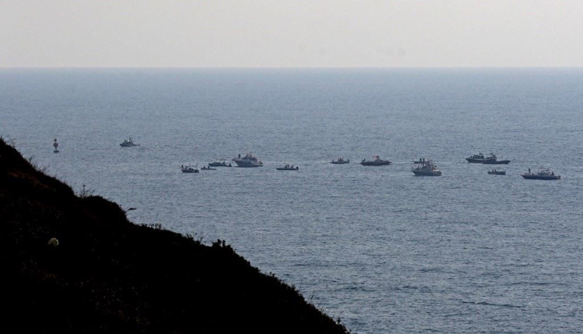 سفن لبنانية قبالة شاطي رأس الناقورة خلال حملة بحرية بعنوان "نفط لبنان للبنان" (أ ف ب).