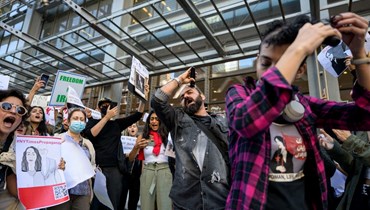 ناشطون يحلقون رؤوسهم امام مبنى نيويورك تايمس في نيويورك احتجاجًا على وفاة مهسا أميني (27 أيلول 2022، أ ف ب). 