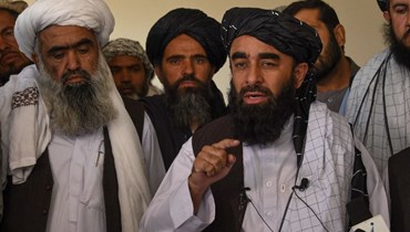المتحدث باسم "طالبان" ذبيح الله مجاهد متكلما خلال اطلاق برنامج الغذاء مقابل العمل خلال احتفال في داشت بادولا جنوب كابول (24 ت1 2021، أ ف ب).