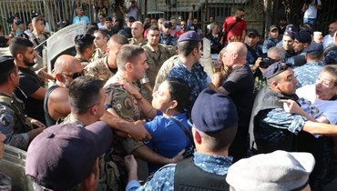 عراك بالأيدي أمس بين المعتصمين من أهالي ضحايا انفجار المرفأ وأهالي الموقوفين أمام قصر العدل في بيروت (حسن عسل).   