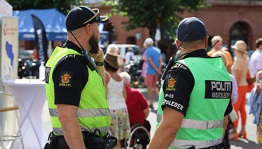 عنصران من الشرطة النروجية (6 تموز 2022، صفحة الشرطة النروجية في الفايسبوك). 