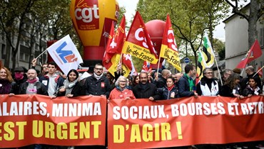 مارتينيز (في الوسط) يشارك في مسيرة في باريس كجزء من يوم إضراب عمالي على مستوى فرنسا (29 أيلول 2022، أ ف ب). 