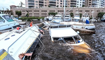 قوارب غرقت جزئيًا في مرسى في فورت مايرز بفلوريدا في أعقاب مرور الإعصار إيان (29 أيلول 2022، أ ف ب). 
