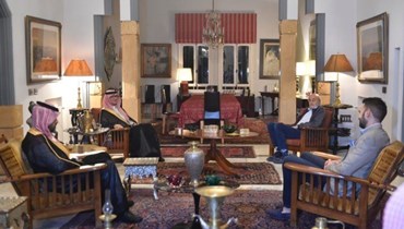 النائب السابق وليد جنبلاط ونجله في زيارة للسفير السعودي وليد البخاري