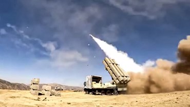 لقطة شاشة من فيديو وزعه الجيش الإيراني بكونه يظهر إطلاق صاروخ من منطقة كردستان الإيرانية (كوملة) باتجاه السليمانية في إقليم كردستان العراق (29 أيلول 2022، أ ف ب). 