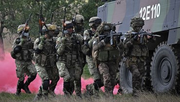 جنود من الجيشين الفرنسي والروماني يشاركون في تدريب في منشأة سينكو في وسط رومانيا (20 أيلول 2022ـ أ ف ب). 