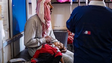 طفل مصاب بالكوليرا يتلقى العلاج في مستشفى الكسرة بمحافظة دير الزور شرق سوريا (17 أيلول 2022، أ ف ب). 