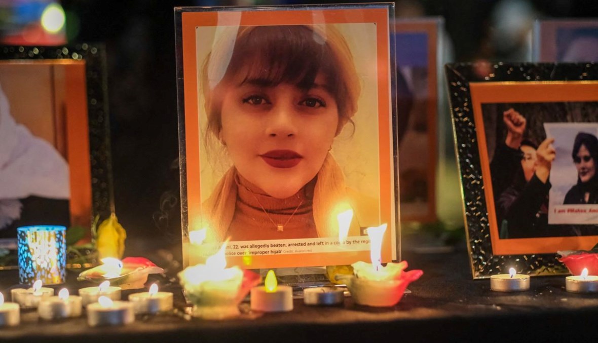 شموع اضيئت امام صورة لمهسا أميني خلال وقفة احتجاجية على وفاتها في لوس أنجلوس بكاليفورنيا (29 أيلول 2022، أ ف ب).