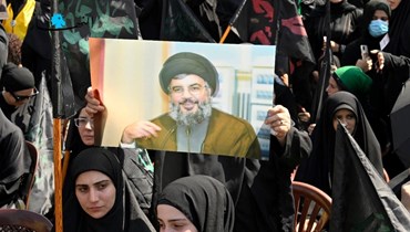 مناصرة لـ"حزب الله" تحمل صورة للسيد حسن نصرالله (أرشيفية - نبيل إسماعيل).
