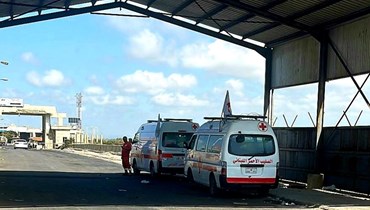 سيّارات الصليب الأحمر عند منطقة العريضة الحدوديّة.