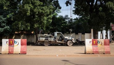 من أمام السفارة الفرنسية في بوركينا فاسو.