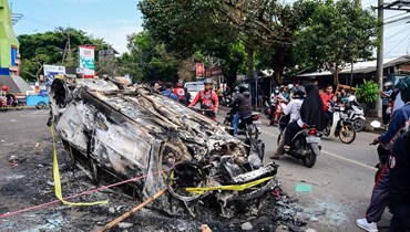سيارة محترقة خارج استاد كانجوروهان في مالانغ بجاوة الشرقية (2 ت1 2022، أ ف ب). 