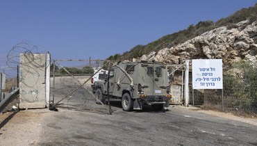 آلية إسرائيلية تدخل إلى الأراضي المحتلة من معبر رأس الناقورة (أ ف ب).