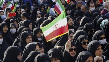 إيرانيون يشاركون في مسيرة مؤيدة للحكومة في ميدان تجرش شمال طهران (5 ت1 2022، أ ف ب). 