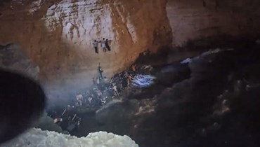 لقطة شاشة من فيديو لخفر السواحل اليونانيين يظهر إنقاذ مهاجرين من حطام سفينة قبالة جزيرة كيثيرا (6 ت1 2022، أ ف ب).