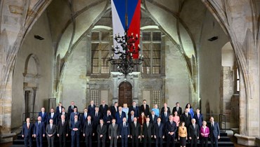 صورة جماعية لقادة الدول المشاركين في الاجتماع في براغ (6 ت1 2022، أ ف ب). 