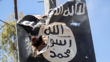 راية ممزّقة لـ"تنظيم الدولة الإسلامية" (أ ف ب).