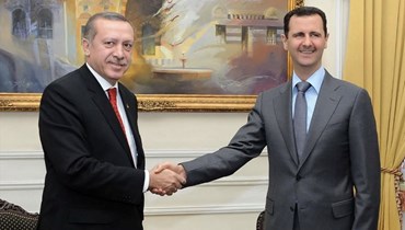 الرئيس التركي رجب طيب إردوغان ونظيره السوري بشار الأسد (6 شباك 2011 - أ ف ب).