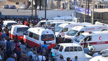 سيارات للصليب الأحمر عند نقطة العريضة (حسام شبارو).