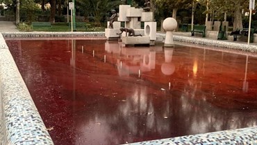 حديقة الطلاب في العاصمة الإيرانية طهران باللون الأحمر احتجاجاً على حملة القمع (أ ف ب).