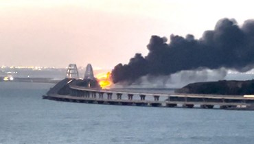 اندلاع حريق على جسر القرم (أ ف ب).