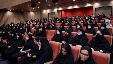 الطالبات الإيرانيّات في جامعة الزهراء أثناء كلمة إبراهيم رئيسي (أ ف ب).