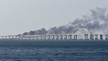 من انفجار الشاحنة على جسر القرم (أ ف ب).