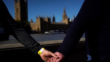 مناصرو مؤسس "ويكيليكس" جوليان أسانج يشكلون سلسلة بشرية حول البرلمان في لندن (8 ت1 2022 - أ ف ب).