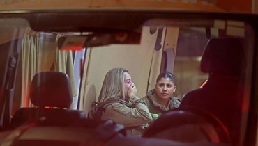 شرطية حدود إسرائيلية داخل سيارة إسعاف بعد الهجوم بالقرب من مخيم شعفاط في القدس الشرقية (8 ت1 2022 - أ ف ب).