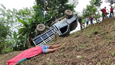 جثة مهاجر بجانب شاحنة صغيرة سقطت في وادٍ في تروجس بمقاطعة إل بارايسو، على الحدود مع نيكاراغوا (8 ت1 2022، أ ف ب). 