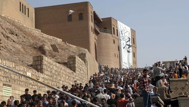 عراقيون تجمعوا حول قلعة أربيل شمال العراق، للاحتفال بعيد المولد النبوي الشريف (8 ت1 2022، أ ف ب). 