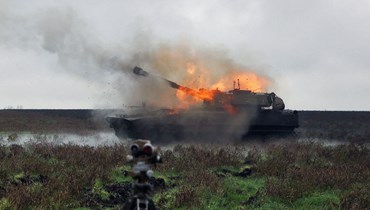 آلية أوكرانية تُطلق قذيفة على خط المواجهة في منطقة دونيتسك (10 ت1 2022).