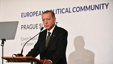 إردوغان متكلما خلال مؤتمر صحافي على هامش اجتماع المجموعة السياسية الأوروبية في براغ (6 ت1 2022، أ ف ب). 