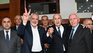 تبون (في الوسط) مع هنية والأحمد (إلى اليمين) خلال اجتماع المصالحة الفلسطينية الفلسطينية في العاصمة الجزائر (13 ت1 2022، أ ف ب).