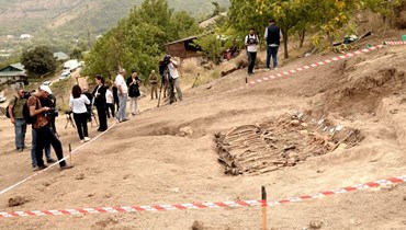 رفات بشري في موقع مقبرة جماعية اكتُشفت في قرية إيديلي بأذربيجان (4 ت1 2022، أ ف ب).