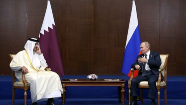 بوتين وأمير قطر الشيخ تميم بن حمد آل ثاني خلال لقائهما على هامش القمة في أستانا (13 ت1 2022، أ ف ب). 