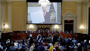 عرض مقطع فيديو للرئيس الأميركي السابق دونالد ترامب في جلسة لجنة اختيار مجلس النواب للتحقيق في هجوم 6 ك1، في مبنى الكابيتول هيل في واشنطن العاصمة، (13 ت1 2022 - أ ف ب).