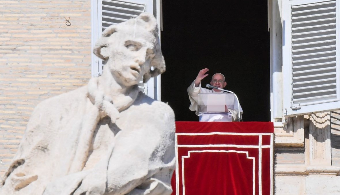 البابا فرنسيس يلوح من نافذة القصر الرسولي خلال صلاة التبشير الملائكي في الفاتيكان (16 ت1 2022، أ ف ب).