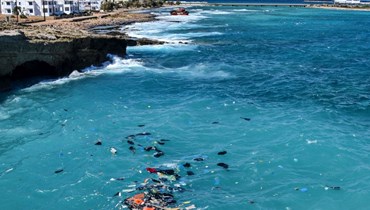 جثث وممتلكات مهاجرين وحطام قارب قبالة جزيرة سيتيرا جنوب شبه جزيرة بيلوبونيز (6 ت1 2022، أ ف ب). 