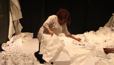 المخرجة لينا أبيض خلال ترتيب ديكور  مسرحية " نوال" ( تصوير حسن عسل) 
