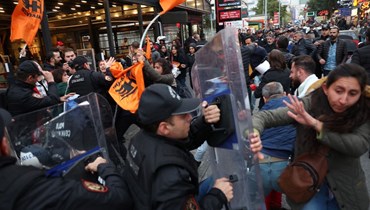 اشتباكات بين شرطة مكافحة الشغب التركية ومتظاهرين خلال احتجاج في أنقرة في أعقاب كارثة انفجار منجم بارتين للفحم (17 ت1 2022، أ ف ب). 