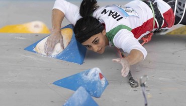 المتسلّقة الإيرانية إلناز ركابي خلال المسابقة الآسيوية التي أقيمت في كوريا الجنوبية (أ ف ب).