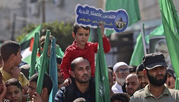 مناصرون لحركة "حماس" خلال مظاهرة ضدّ إسرائيل، في خان يونس، جنوب قطاع غزة (14 ت1 2022 - أ ف ب).