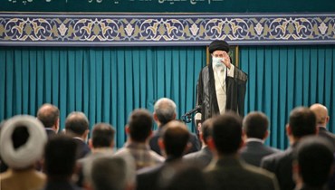 خامنئي خلال لقائه مجموعة من النخب الأكاديمية والمواهب العلمية في طهران (19 ت1 2022، أ ف ب). 